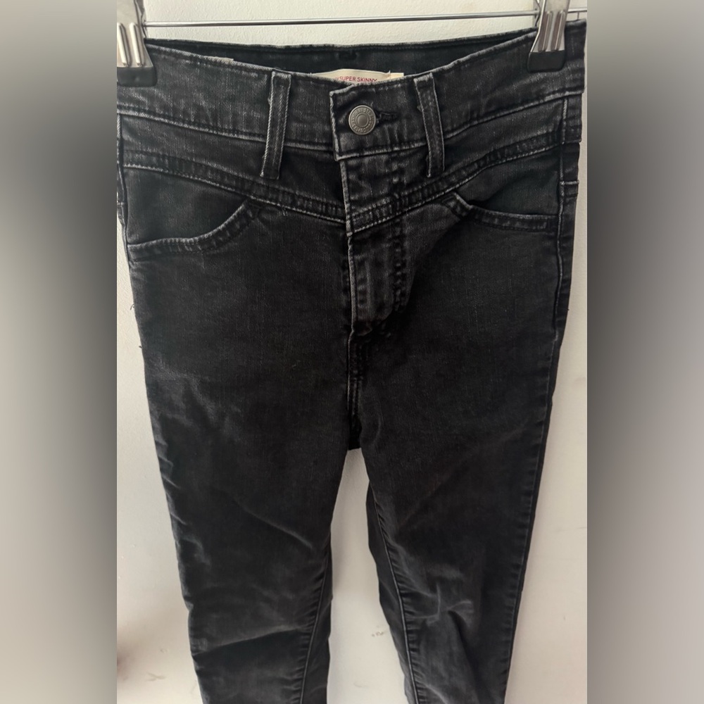 Black Levi’s Mile High Super Skinny - size 24